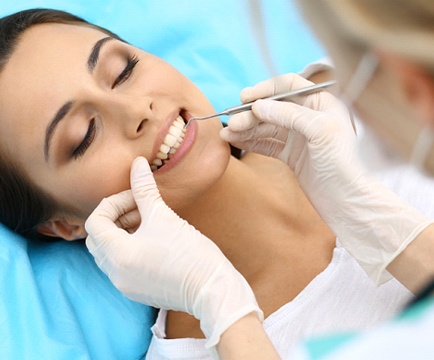 Woman at consultation for periodontal therapy